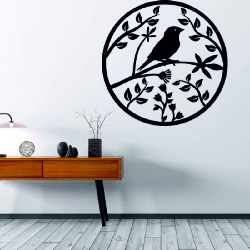 in hölzernes Gemälde an einer Wand aus Sperrholz ist bereits ein Frühlingsvogel