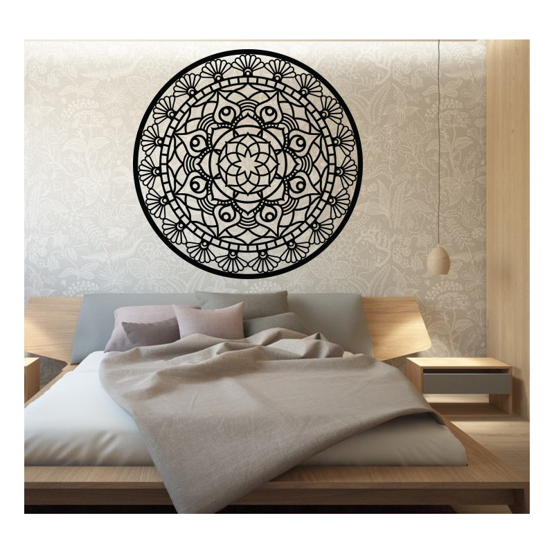 Abgerundet wird das Mandala des Lebens durch ein Holzbild an einer Wand aus SUSEN-Sperrholz