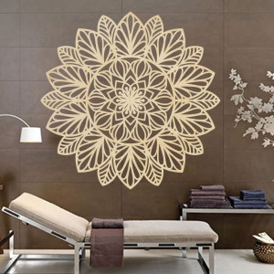 Geschnitzte Blume Holz Mandala Bild an einer Wand aus Sperrholz